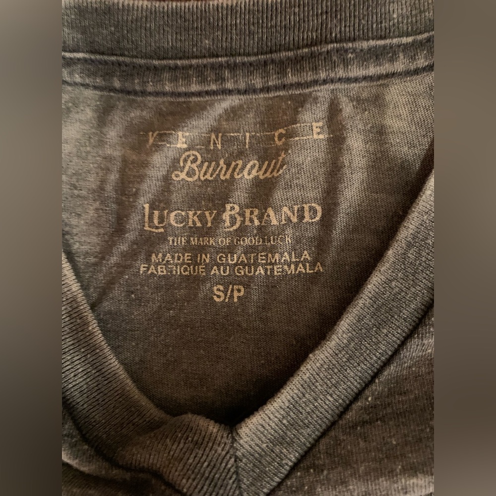 Lucky brand tshirt, so comfortable. Size small in men’s.